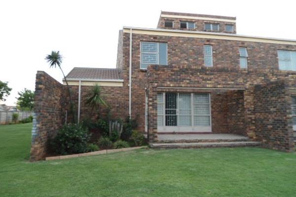 SAFE &amp; Charming 3-Bedroom Duplex in Vaalpark Discover this cozy 3-bedroom duplex in ...