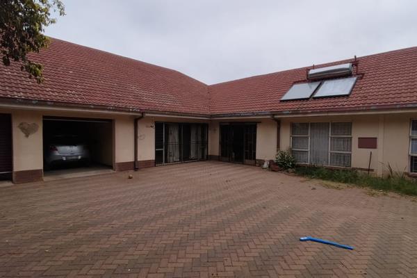 This Spacious Home in Oudorp offers you an good Investment:-
* There is an tiled Entrance Hall that leads to the Lounge and Dining ...