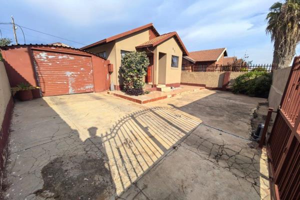 3 bedroom house for Rental soshanguve uu
3 bedroom
2 bathroom
1 kitchen
1 lounge 