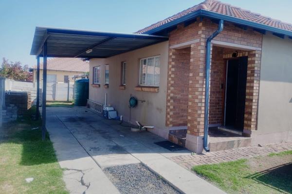 Nice and clean 3bedroom house,kitchen open plan lounge and a single carport

