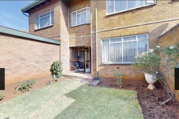 This Apartment offers five spacious bedroom with build in closets and carpets. 
Two bathroom with bath
Open plan living area
Two ...