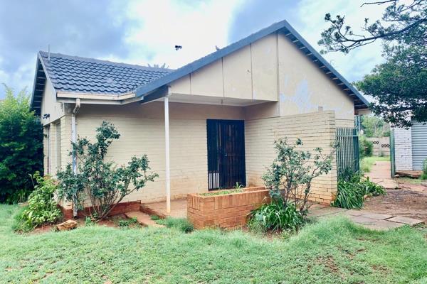 This property offers the following :

- 3 Bedrooms 
- 2 Bedrooms with built in cupboards
- 1.5 Bathrooms
- Lounge
- Dining room 
- ...