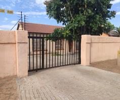 House for sale in Mahlasedi Park