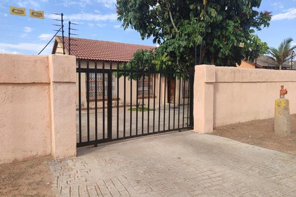 This charming family home in the heart of Mahlasedi Park offers the perfect balance of ...