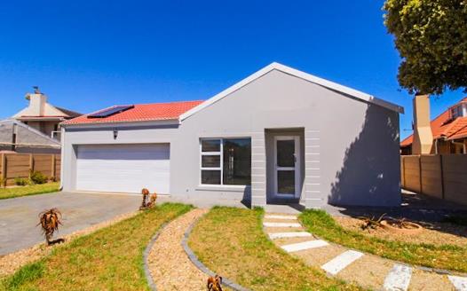 4 Bedroom House for sale in Port Owen