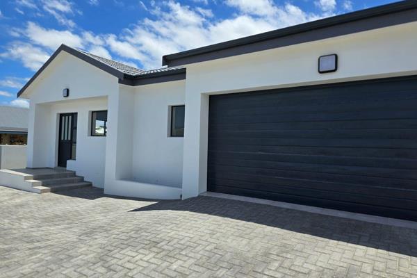 Step into contemporary living with this newly built gem in the desirable Fountains Estate. Designed for comfort and convenience, this ...