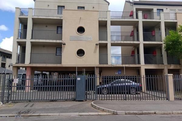 Lovely Two bedroom apartment
in a security complex with 24 security
Security cameras 
Secure parking 
Kitchen with built-in cupoards ...