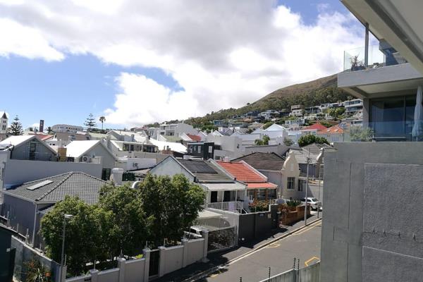 Take advantage of this newly refurbished apartment available for rent in Green Point. Located on the fourth floor, it features a ...