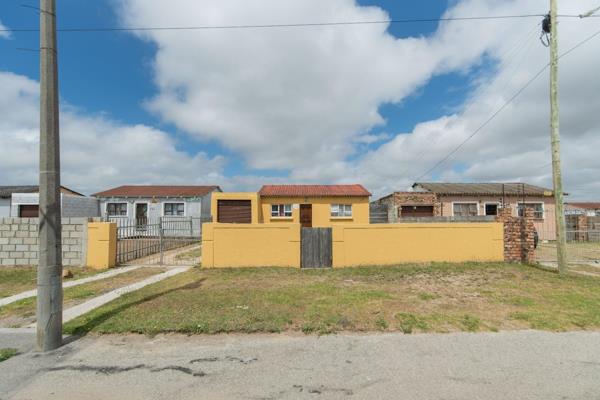 Barberry Drive, Bethelsdorp Ext 34 

Come home to this neat, move-in ready home offering ...