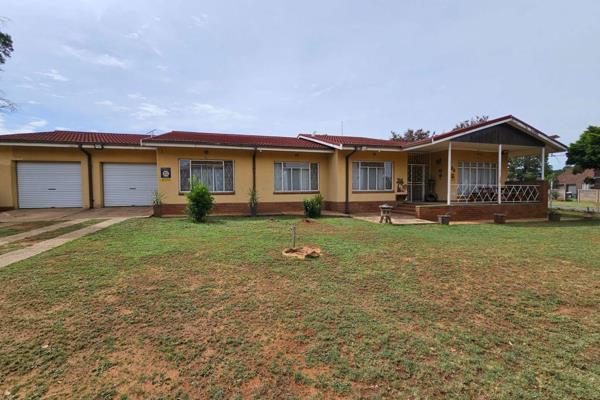 This corner property is situated in Upper Rensburg.

The neat and spacious property offers the following:

Carpeted Living area with ...