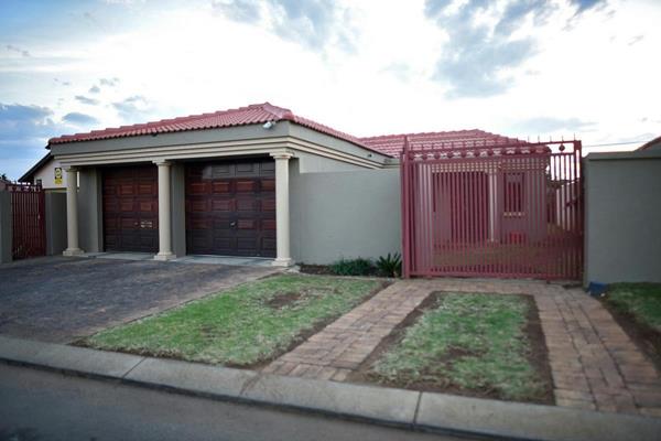 Beutiful home in quiet area.You are welcomed by Open plan Kitchen with wooden unit,dinning room and lounge,spacious 3 bedrooms with ...