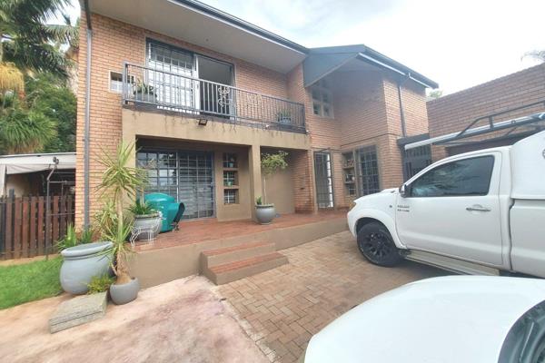 Double storey face brick duet property.

Ground floor: Main lounge is open plan to kitchen. Kitchen has dining/breakfast table + ...