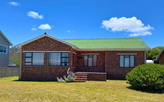 4 Bedroom House for sale in Franskraal