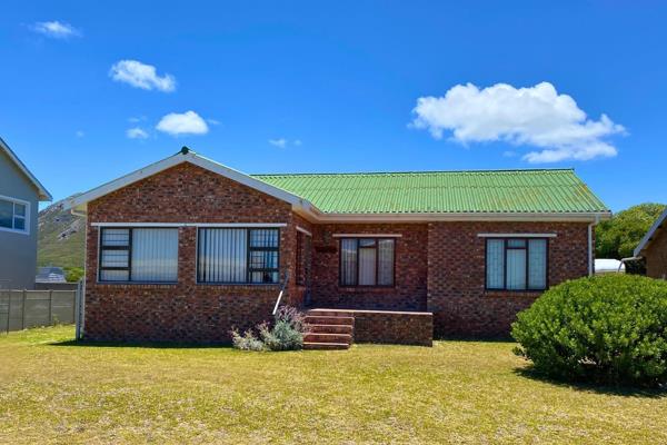 Step into your dream coastal lifestyle with this charming 4-bedroom home, located only 260 meters from the stunning Franskraal ...