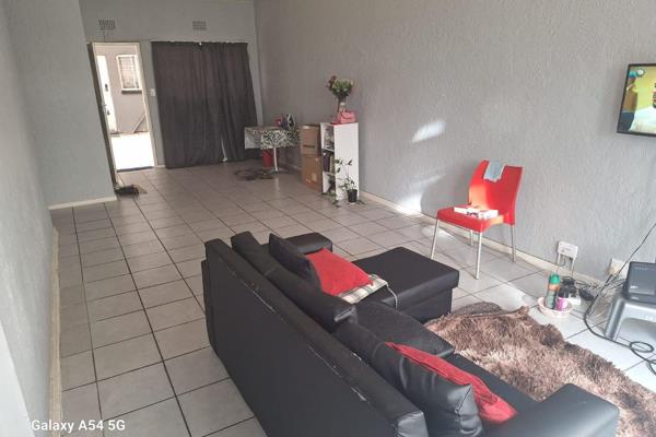 This unit has an open plan lounge / dining room and the lounge has a balcony.  

The kitchen has an electriic hob and oven, space for a ...