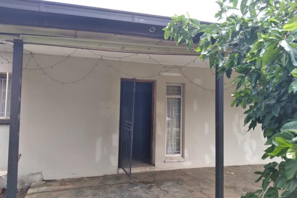 PERFECT BARGAIN FOR INVESTORS IN PRETORIA NORTH
4 X bedroom house in nice area consisting of:
4 x Bedrooms
1 x Bathroom with shower ...