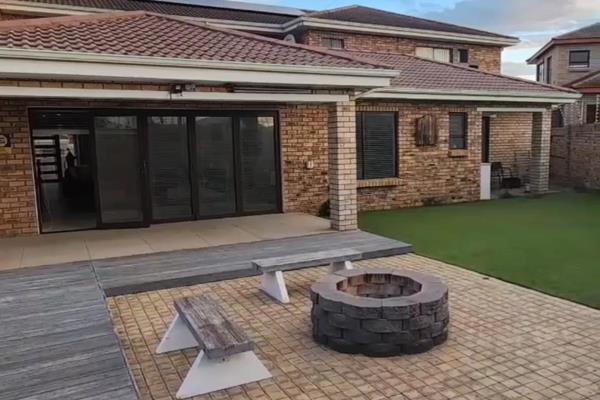 Modern 3 bedroom 2  bathroomed house    Ultra modern and low maintenance.  Also great ...