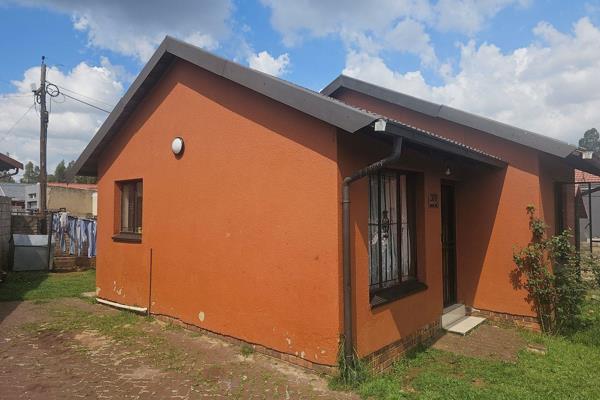 Charming 2-Bedroom Family Home with Potential for Expansion for only R680 000.00 in Riverlea
Welcome to this cozy and quaint 2-bedroom ...