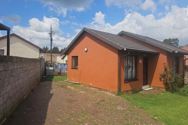 Charming 2-Bedroom, 1-Bathroom Home for Rent in a Vibrant Neighborhood for only R6650.00 per month
Welcome to this delightful, cozy ...