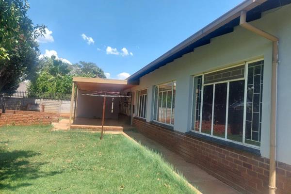 Spacious 3 bedroom house to rent that offers the following:
3 Bedrooms
2 Bathrooms 
Kitchen
Lounge
Dining Area
Braai Area
Erf ...