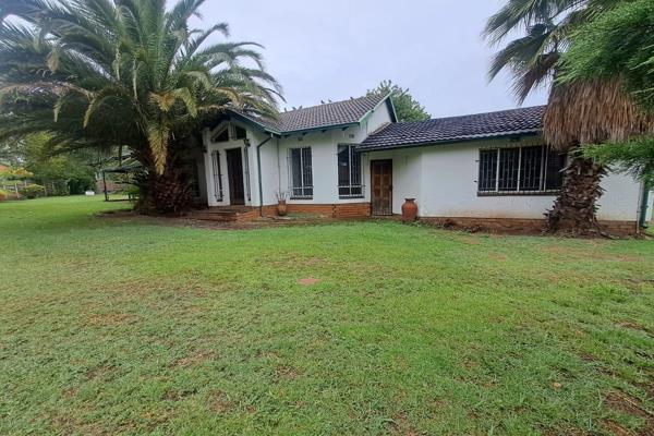 Three bedroom fixer-upper home | huge potential | spacious 1 718m2 yard | swimming pool ...