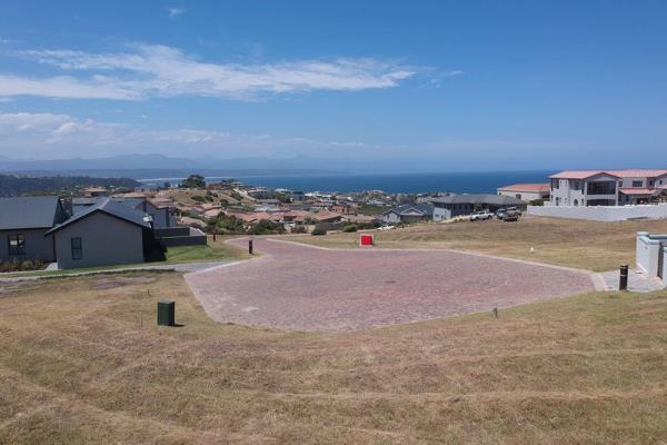 Build a dream home on this incredible stand and forever enjoy views of the sea and the Tsitsikamma Mountains.Whale Rock Heights is one ...