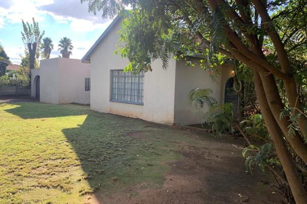 A warm family home on a land size of 2025m2 in Lambton, Germiston offers you:
HOUSE - 3 spacious bedrooms with bic, 2 bathrooms (MES) ...