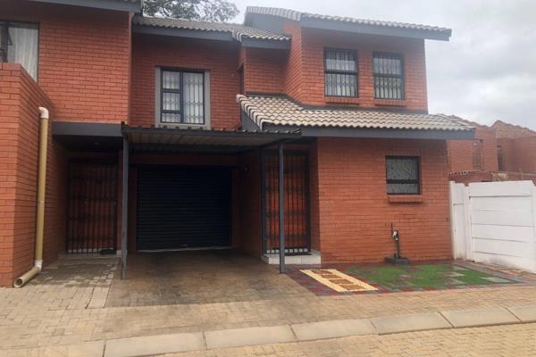 A stunning 3 bedroom, 2 bathroom Townhouse in Theresa Park, Pretoria North. This property is based in a well-built up suburb that has ...