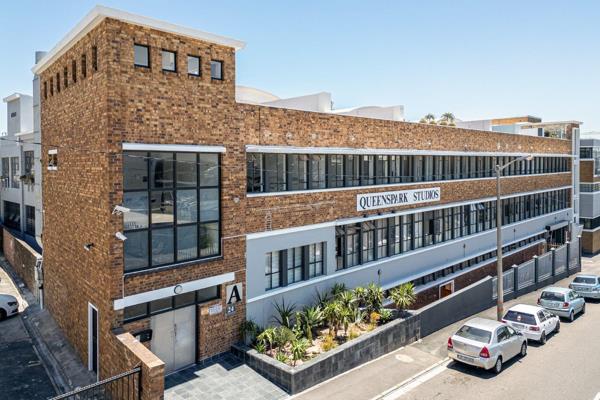 SOLE MANDATE | New York-style loft apartment in trendy Salt River, Cape Town. Located in Queenspark Studios, this open plan apartment ...