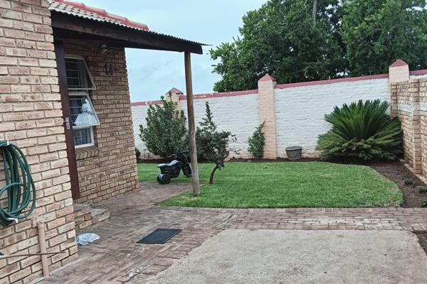 Harcourts Maritz is proud to present this property on a dual mandate! 

This neat and spacious simplex on a corner stand is the perfect ...