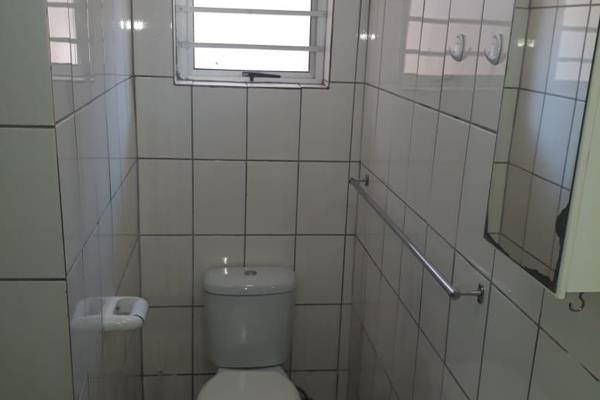 1 Bedroom Flat (no.7) to let in Vredenburg.
Flat is not furnished, but water is included. Prepaid electricity.
Flat is walking distance ...