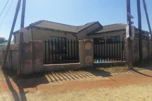 *Three bedroom property for sale at Clayville, Olifantsfontein. 
* Open plan lounge
* Kitchen fitted with cupboards
* Family bathroom ...