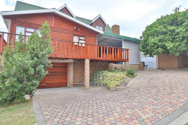 *** EXCLUSIVE MANDATE ***
Discover this stunning double-story holiday home, perfectly situated in the heart of Hartenbos, a vibrant ...