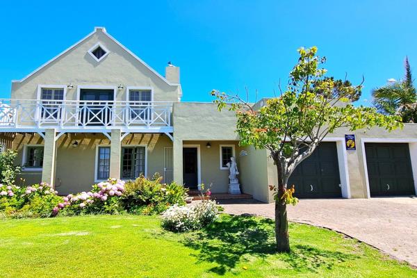 This beautiful and well-maintained property is located in the highly sought-after Heuningkloof area of Kleinmond. 

On the ground floor, you will find a scullery, an open-plan kitchen, a dining and lounge area with a fireplace ...