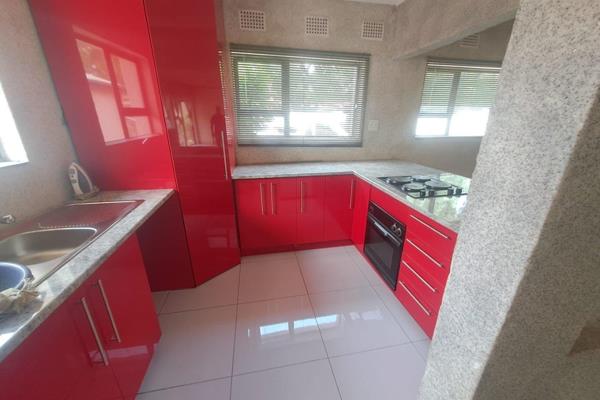 3 Bedroom
1 Bathroom Separate shower
Newly renovated Kitchen
2 Outside rooms 
outside toilet
Lounge 
Dinning room
Double ...