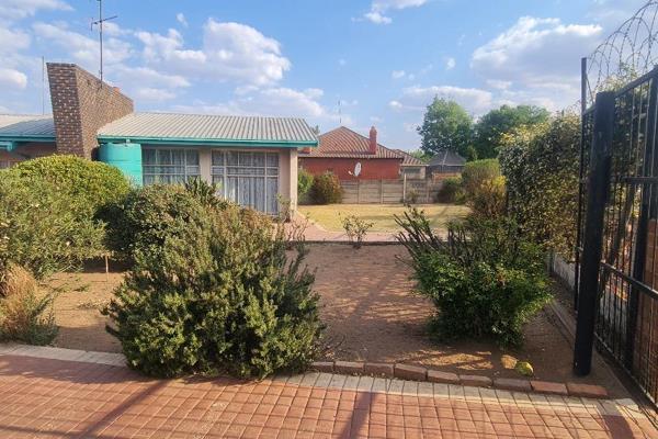 Beautiful, sunny, family home with a cottage style flatlet. 
This home ticks of all the boxes that one could have for a family ...