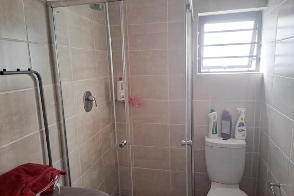 3 bed 2 bathrooms. One full guest bathroom. Main bedroom has en-suite with a shower. ...