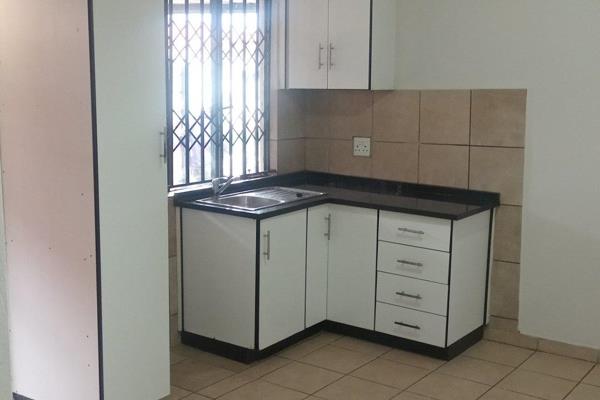 Find a comfortable space to rent while you planning to buy your dream home , this bachelor unit is located in a nice part of Vosloorus ...