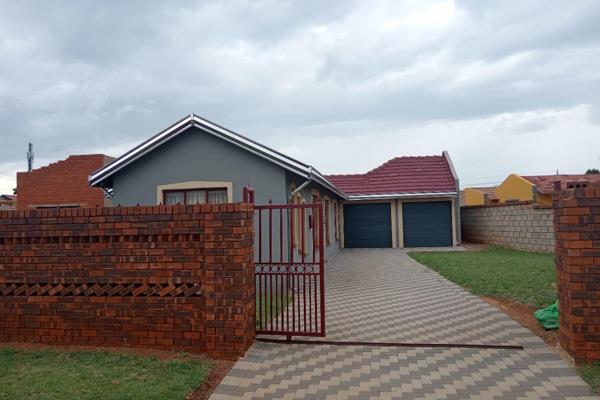 Charming 3-Bedroom Home in Vosloorus

Welcome to this delightful family home, ideally situated in the heart of Vosloorus. This ...