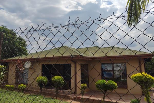 This beautiful family house for rental is in the area of Muledane Block N. It is in the border of Thohoyandou and Shayandima township. ...