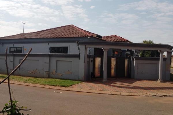 Perfect Haven
Stunning modern built Tuscany type dwelling in the most prestigious part of Vosloorus.
Ponong Ext 5 is where this ...