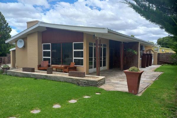 Very neat 3 bedroom, 2 bathroom (mes) home with lovely indoor entertainment area with built in braai, bar area and aircon. 
Also, an ...