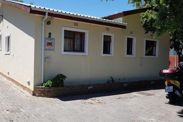 This 6 bedroom student house, situated in the Kromrivier, next to Quivertree Complex ...