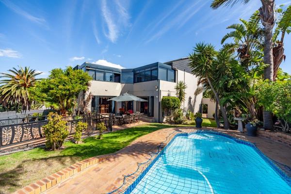 Discover one of Flamingo Vlei’s most exquisite homes, a residence that epitomizes luxury and sophistication. This expansive ...