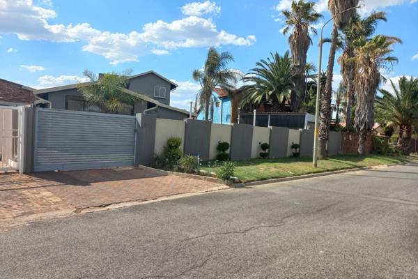 Beautiful Modern spacious  double story family home with a flat and pool. 

This home has a modern finish outside and newly tiled ...