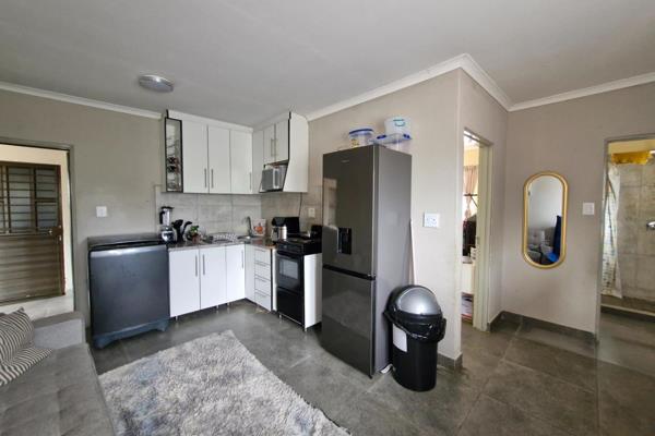 This spacious 1 bedroom unit offers a separate bedroom with built-in cupboards, a open ...