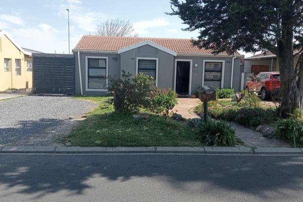 3 Bedrooms Build in cupboards
Fully fitted kitchen
Lounge
2 Bathrooms
Carport
Parking for 3 cars
