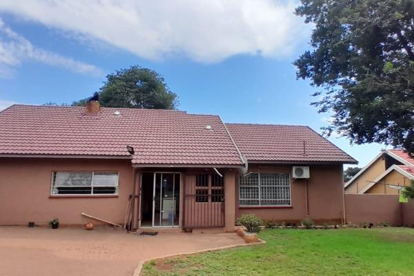 3 bedrooms,2 bathrooms, lounge, Dining, fitted kitchen.  double carport 
Big yard