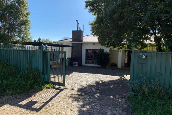 Spacious 4-bedroom house with a large garden area, and swimming pool for sale in Menlo Park

This property is close to one of South ...