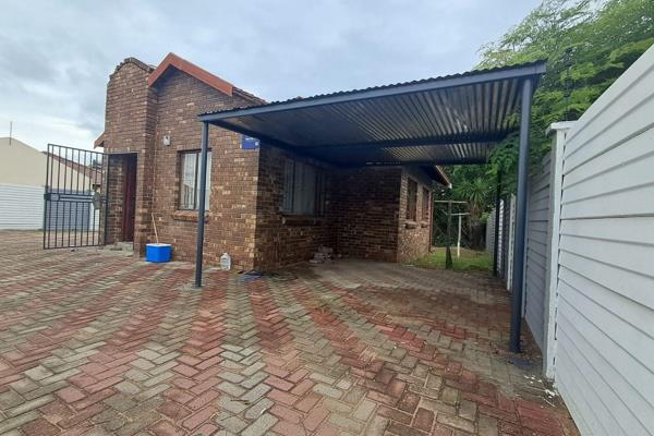 A Cozy Two bedroom house,

The house have the following features:
Lounge 
Kitchen 
Spacious 3 bedrooms 
and then a Bathroom with only a ...